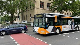 Ein Regiobus fährt durch die Innenstadt von Neuwied.