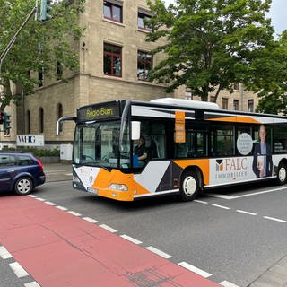 Ein Regiobus fährt durch die Innenstadt von Neuwied.