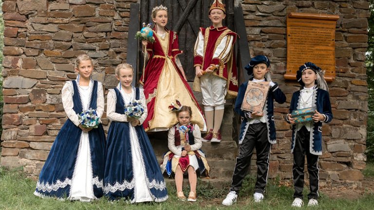 Zusammen mit ihren Hofdamen Zoe und Mia, der Hofnärrin Malia, Hofmarschall Moritz und Schatzmeister Robin setzen sich Prinzessin Lina und Prinz Noel für die Kinderrechte ein.