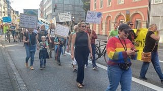 Menschen ziehen bei Klimastreik-Demo von Fridays for Future durch die Koblenzer Innenstadt