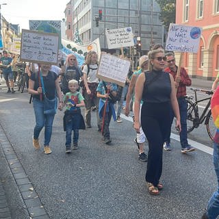 Menschen ziehen bei Klimastreik-Demo von Fridays for Future durch die Koblenzer Innenstadt