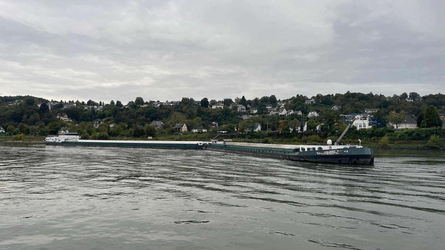 Dieser Schubverband ist im Rhein bei Remagen auf Grund gelaufen.