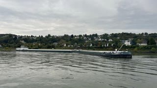 Dieser Schubverband ist im Rhein bei Remagen auf Grund gelaufen.