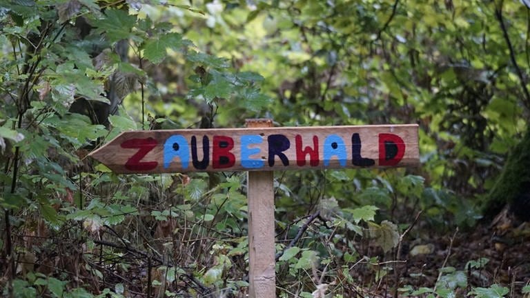 Ein Schild mit der Aufschrift "Zauberwald" bei Helferskirchen im Westerwald.