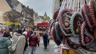 Lebkuchenherzen auf dem Lukasmarkt in Mayen - er zählt zu den größten Volksfesten in Rheinland-Pfalz. 