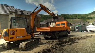 In der elften Folge der Serie "Ein Dorf baut auf" gibt es endlich Fortschritte beim Wiederaufbau.