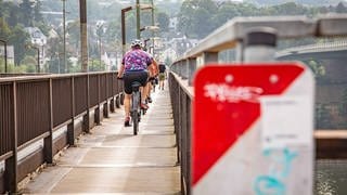 Der Radweg auf der Horchheimer Brücke in Koblenz ist an vielen Stellen nur 1,50 Meter breit. Jetzt soll der Weg breiter werden.