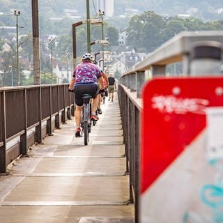 Der Radweg auf der Horchheimer Brücke in Koblenz ist an vielen Stellen nur 1,50 Meter breit. Jetzt soll der Weg breiter werden.