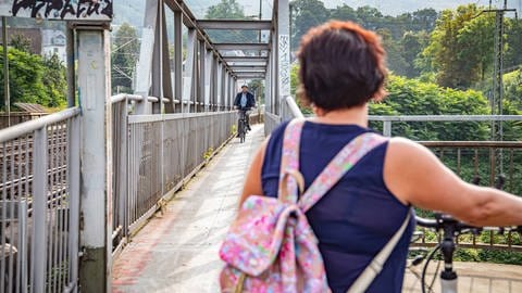 Der Radweg auf der Horchheimer Brücke in Koblenz ist an vielen Stellen nur 1,50 Meter breit. Jetzt soll er breiter werden.