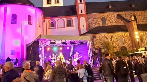 Eine Kirche mit Ständen und Besuchern davor 