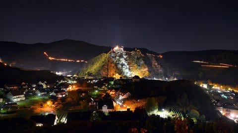 Im Dunkeln angestrahlte Weinberge im Ahrtal 