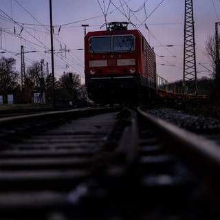 Güterzug auf einem Bahngleis - Symbolbild für Unfall auf Lahnstrecke.