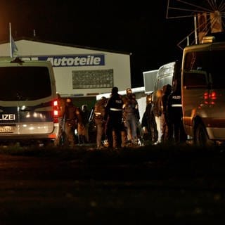 Bei einer nächtlichen Großrazzia in Hachenburg (Westerwald) hat die Polizei ein größeres Treffen mit mutmaßlich rechtsextremem Hintergrund aufgelöst. 