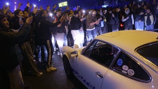 Hunderte Schaulustige sind zu einem Tuning-Treffen in Neuwied gekommen.