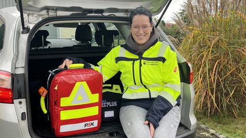 Patricia Sacher mit ihrer Ersthelfer Ausrüstung im Auto