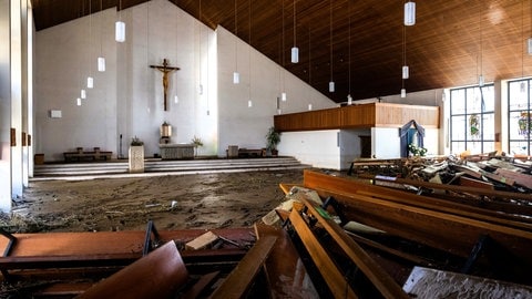 Schlamm und Schutt in der Kirche in Ahrbrück nach der Flut 2021 (Archiv)