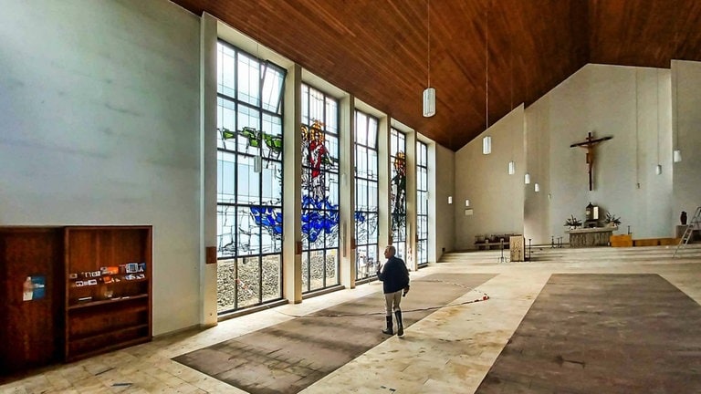 Die Fensterfront mit den bemalten Glasschreiben des Malers Jakob Schwarzkopf in der St. Andreas Kirche nach der Flutkatastrophe 2021.