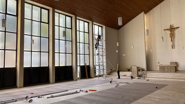 Besonders bemalte Fenster werden aus Kirche St. Andreas in Ahrbrück ausgebaut.