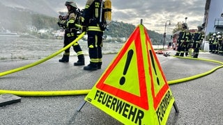 Zwei ehrenamtliche Feuerwehrmänner vom Löschzug Niederwerth üben für den Ernstfall.