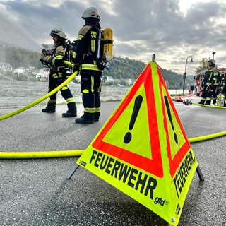 Zwei ehrenamtliche Feuerwehrmänner vom Löschzug Niederwerth üben für den Ernstfall.