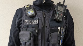 Polizisten der Inspektion Remagen haben sich privat vier CO-Warngeräte gekauft, um sich vor lebensgefährlichen Kohlenmonoxid-Vergiftungen zu schützen. Die Geräte werden bei Einsätzen an der rechten Schulter getragen.