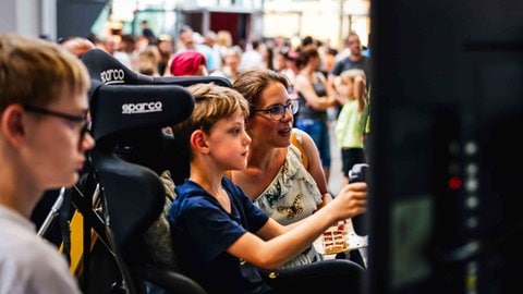 Beim Familientag am Nürburgring können auch Fahrsimulatoren ausprobiert werden.