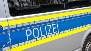 Symbolbild: Polizeifahrzeug mit Aufschrift "Polizei" 