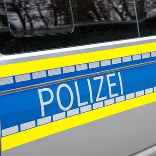 Symbolbild: Polizeifahrzeug mit Aufschrift "Polizei" 