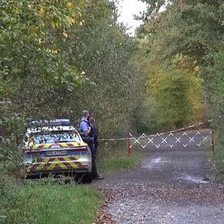 Polizei sperrt den Fundort zweier Leichen am Rodder Maar bei Niederdürenbach ab