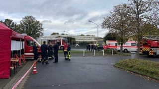 Einsatzkräfte der Polizei, Feuerwehr und Rettungskräfte üben am Schulzentrum Montabaur Abläufe bei einer Geiselnahme