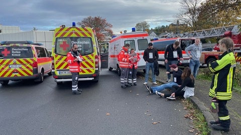 Einsatzkräfte der Polizei, Feuerwehr und Rettungskräfte üben am Schulzentrum Montabaur Abläufe bei einer Geiselnahme