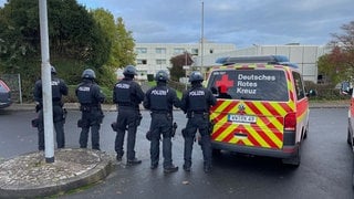 Einsatzkräfte der Polizei, Feuerwehr und Rettungskräfte üben am Schulzentrum Montabaur Abläufe bei einer Geiselnahme