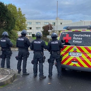 Einsatzkräfte der Polizei, Feuerwehr und Rettungskräfte üben am Schulzentrum Montabaur Abläufe bei einer Geiselnahme