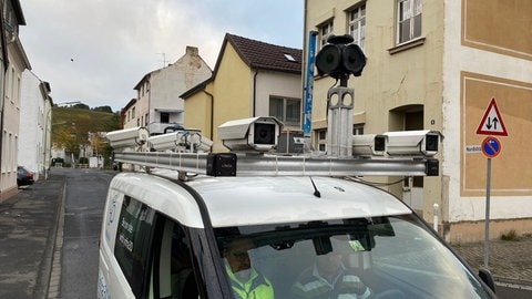 Das Kameraauto macht Aufnahmen der Straßenzüge in Bad Neuenahr-Ahrweiler