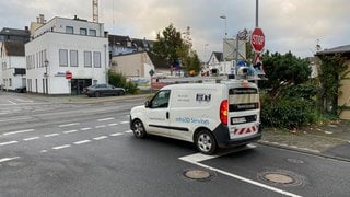 Das Kameraauto macht Aufnahmen der Straßenzüge in Bad Neuenahr-Ahrweiler