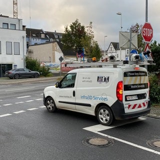 Das Kameraauto macht Aufnahmen der Straßenzüge in Bad Neuenahr-Ahrweiler