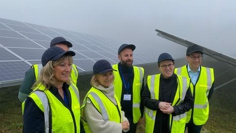 Im Landkreis Cochem-Zell haben Landrätin Anke Beilstein (CDU) und die rheinland-pfälzische Umweltministerin Katrin Eder (Die Grünen) einen großen Solarpark eröffnet.