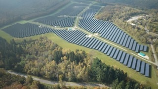 Der laut Betreiber größte Solar-Cluster in Rheinland-Pfalz wurde in Grenderich im Kreis Cochem-Zell eingeweiht. 