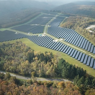 Der laut Betreiber größte Solar-Cluster in Rheinland-Pfalz wurde in Grenderich im Kreis Cochem-Zell eingeweiht. 