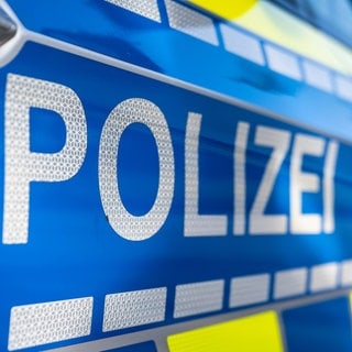 An der Tür von einem Streifenwagen steht der Schriftzug "Polizei". Das aus einer Privatschule in Bad Neuenahr-Ahrweiler vermisste Mädchen ist wieder da. 