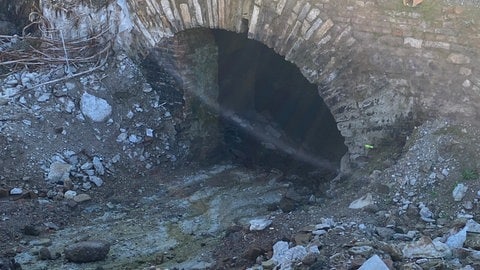 Bei Baggerarbeiten für den Neubau der Pfaffendorfer Brücke wurden in der Nähe des Kurfürstlichen Schlosses Gewölbe und Gänge einer ehemaligen militärischen Anlage entdeckt. 