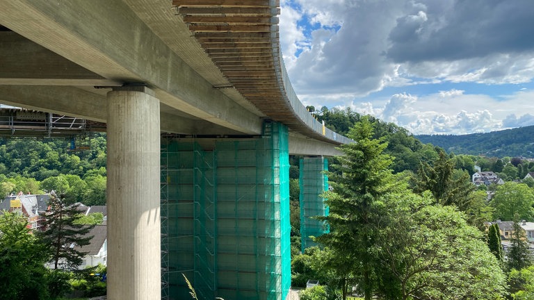 An der Unterseite der Lahnbrücke wurden Holzkonstruktionen befestigt