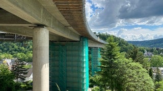 An der Unterseite der Lahnbrücke wurden Holzkonstruktionen befestigt