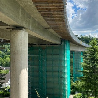 An der Unterseite der Lahnbrücke wurden Holzkonstruktionen befestigt