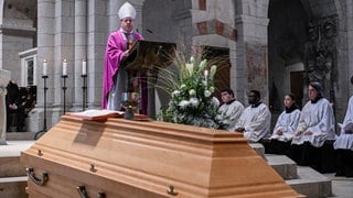 Georg Bätzing (M), Bischof von Limburg, leitet am Sarg des früheren Limburger Bischofs Franz Kamphaus das Requiem im Limburger Dom.