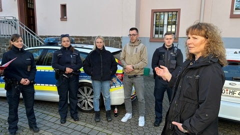 Einsatzbesprechung für die Rotlichtkontrollen mit Einsatzleiterin Kathrin Süßenbach (r.)