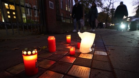 Kerzen auf Stolpersteinen