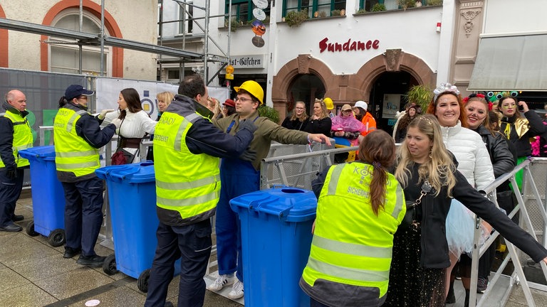 Karnevalsauftakt in Koblenz 2024: Strenge Einlasskontrollen auf dem Münzplatz 