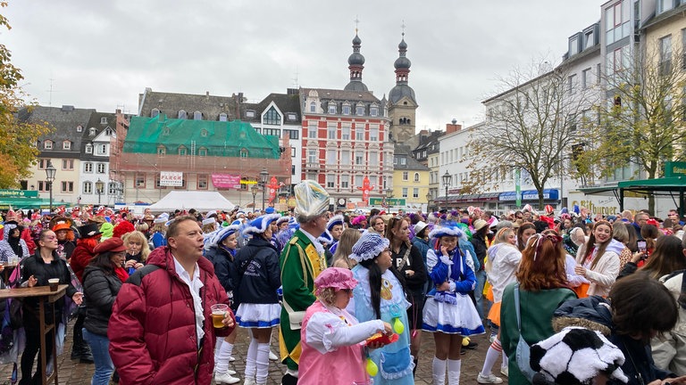 Beim Karnevalsauftakt in Koblenz am 11.11.2024 stehen die Karnevalisten dicht gedrängt auf dem Münzplatz.