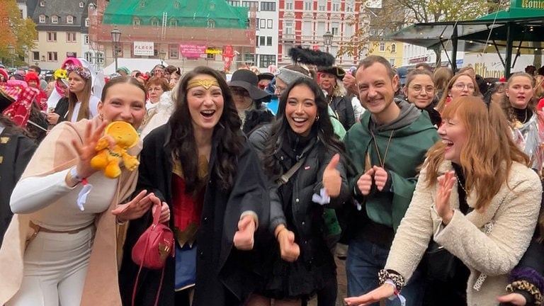 Diese jungen Leute genießen den Karnevalsauftakt in Koblenz sichtlich - trotz des Regens.